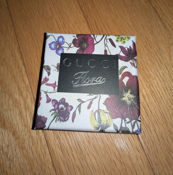 NEW IN BOX GUCCI PARFUMS GARDEN COLLECTION FLORA COMPACT MIRROR - Picture 2 of 6